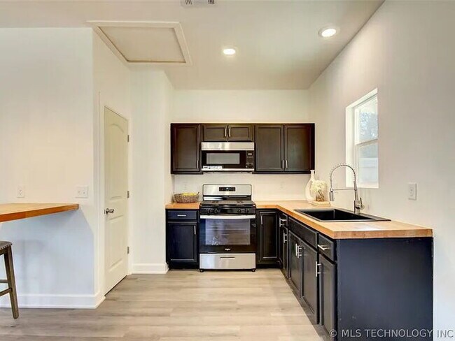 Building Photo - 3608 S 31st W Ave