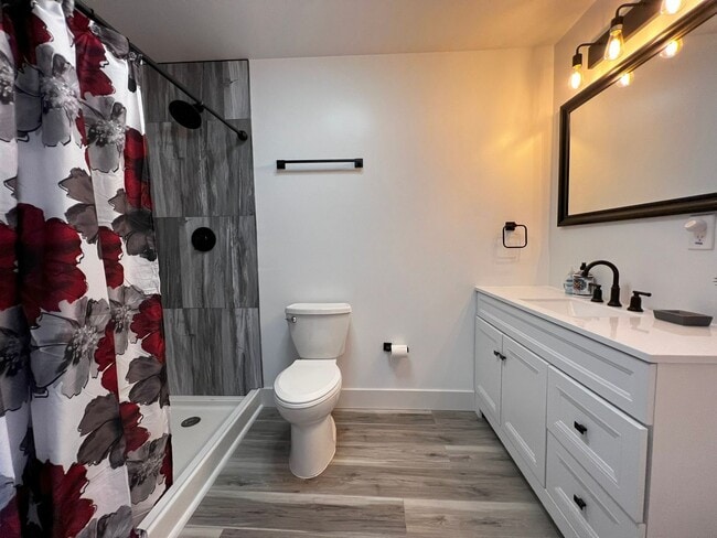 Building Photo - Fully Furnished rental with excellent cent...