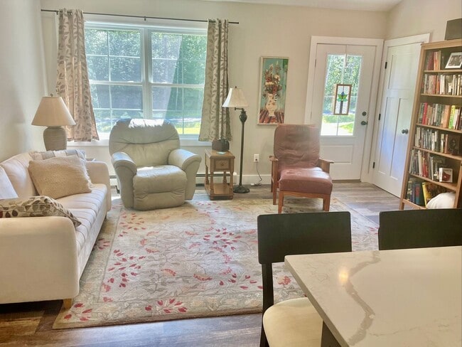 Building Photo - New 3 bed, 3 bath house with in law apt on...