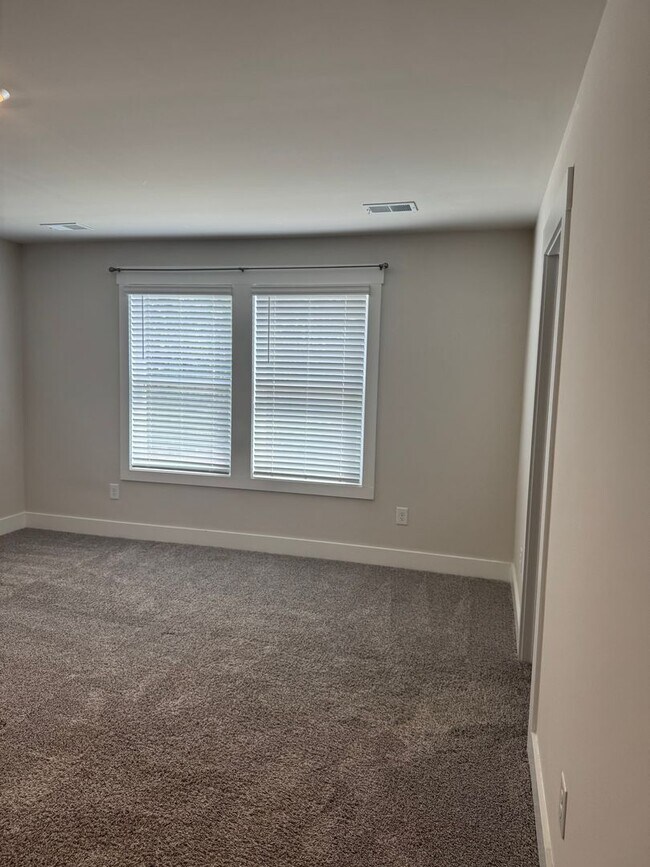 Building Photo - Great Price and location!