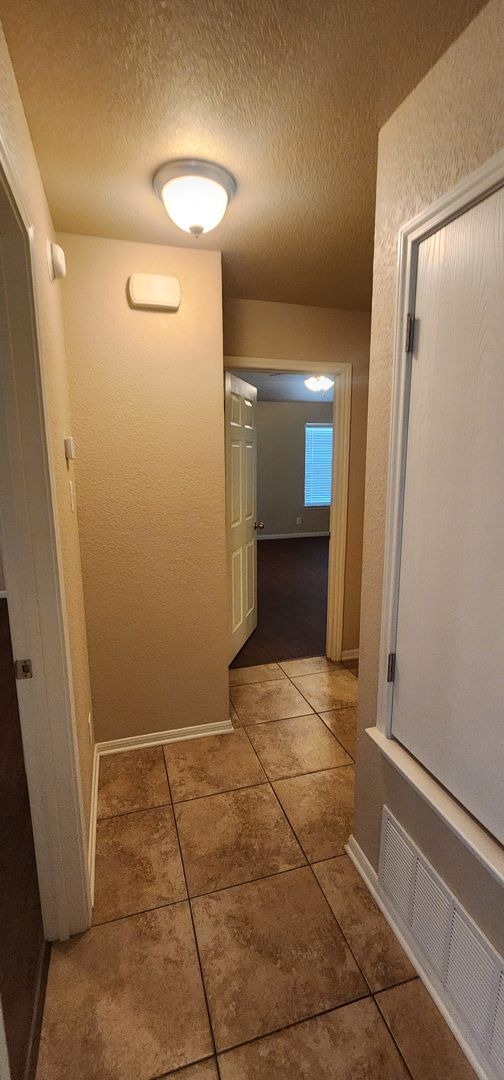 Building Photo - Lovely 2 Bed/2 Bath Duplex in Trimmier Est...