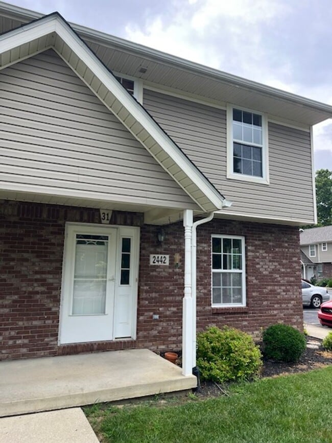 Building Photo - Spacious 2 Bed, 2.5 Bath Townhome in Peaceful Southwest Bloomington