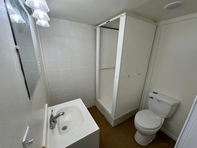 Building Photo - 3 Bedroom 2 Bathroom Home Located in Bluff City, TN