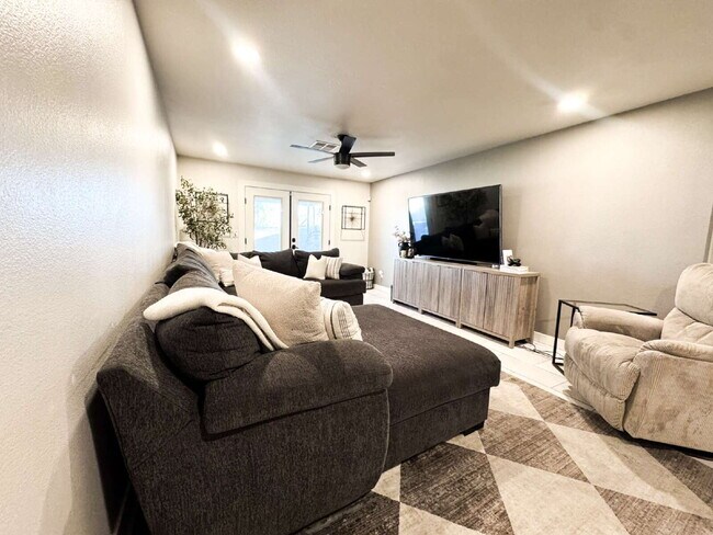 Building Photo - "Newly Renovated 3-Bed, 2-Bath Condo in Yuma!"