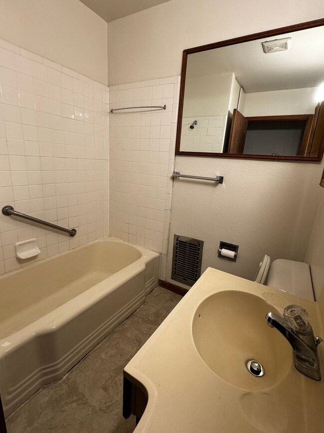 Building Photo - Near UNM. 3 Bedroom 2 bath