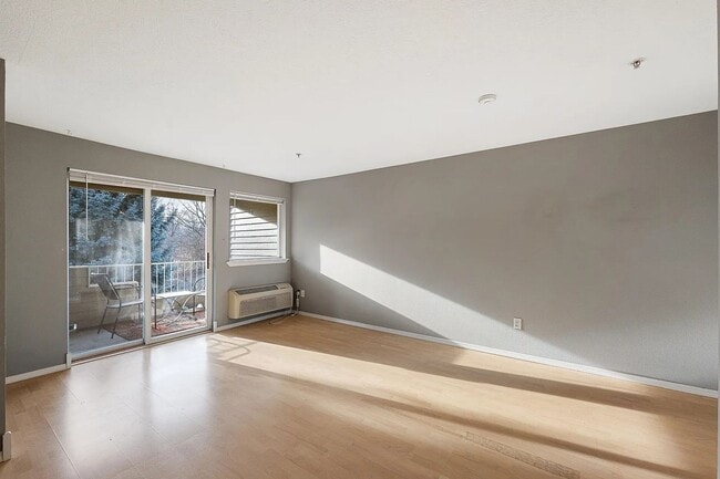 Building Photo - $1,600 - 1 Bed / 1 Bath Gorgeous Condo Unit in University District