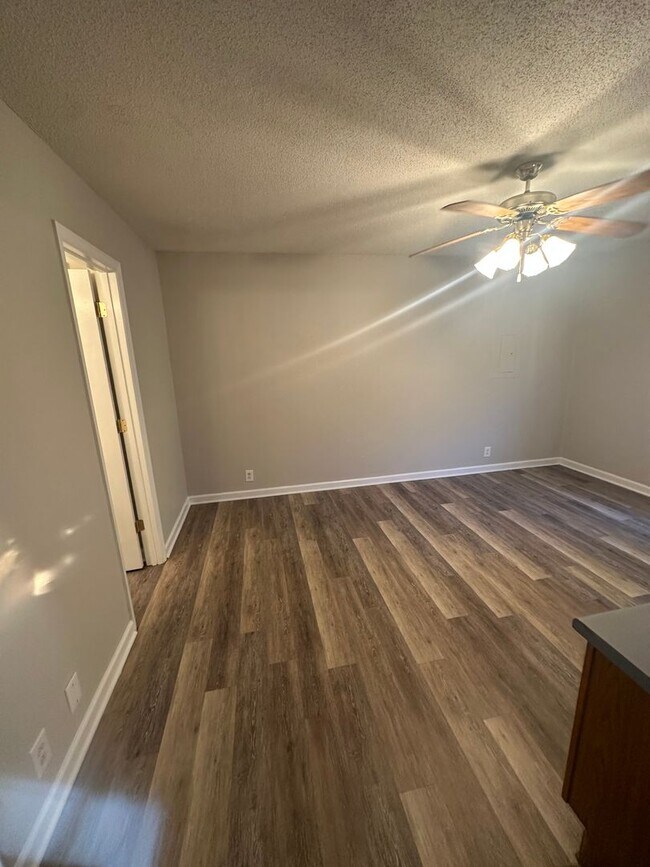Building Photo - Cute 2 Bed 2.5 Bath House Near MTSU!