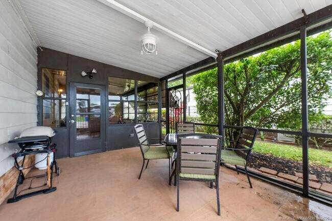 Building Photo - 7894 SE Saratoga Dr