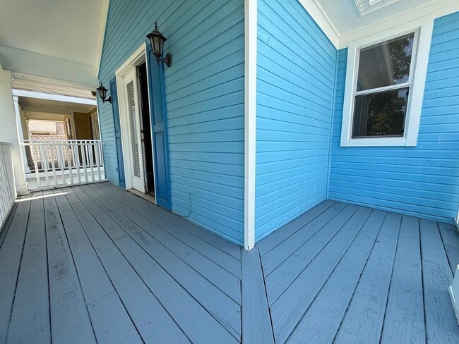 Building Photo - 1173 Island Pl E