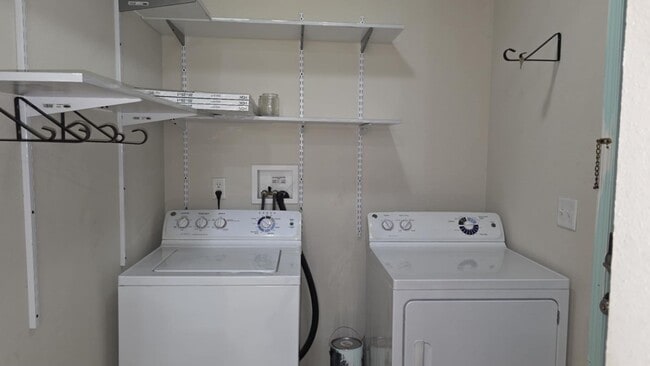 Building Photo - 3 bedroom, 1 3/4 bath home in Hoquiam on t...