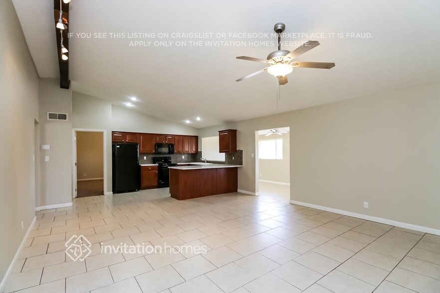 Building Photo - 2412 S Cottonwood Dr