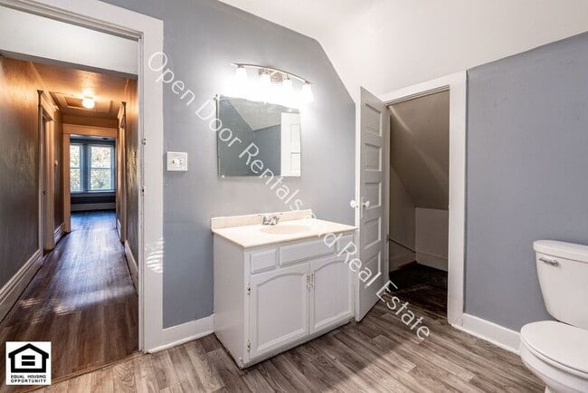 Building Photo - 1030 1/2 Lake Ave