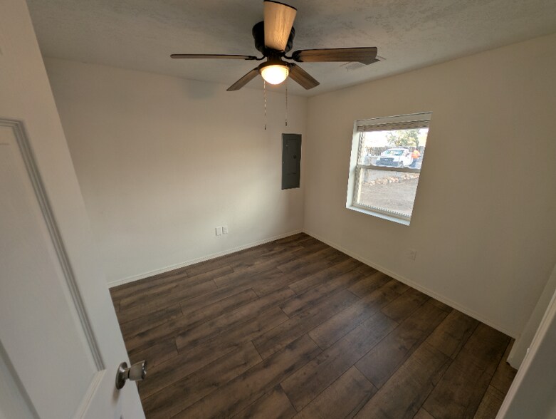 Building Photo - 164 Willow Rd NW