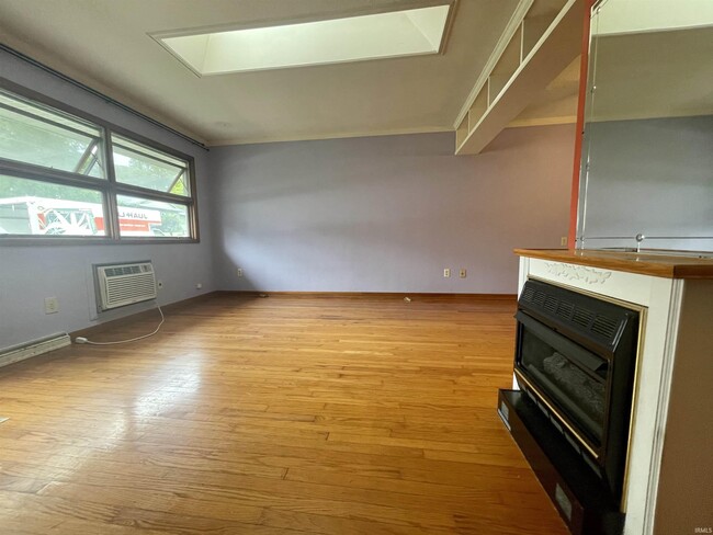 Building Photo - 1904 E Maxwell Ln