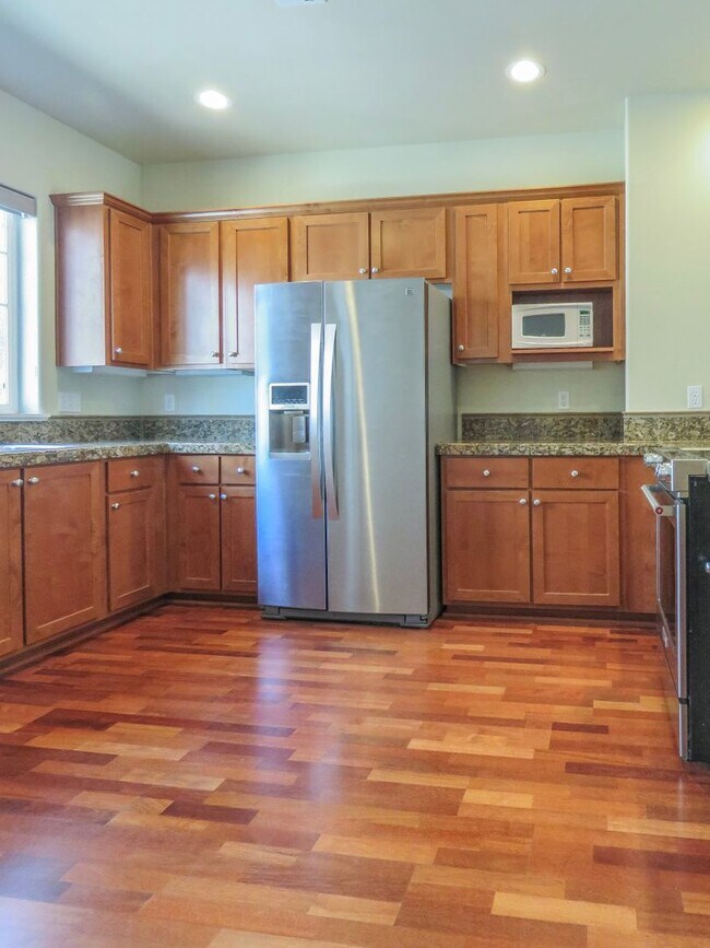 Building Photo - 2 Bedroom Townhome Available Now  !! 2 Wee...