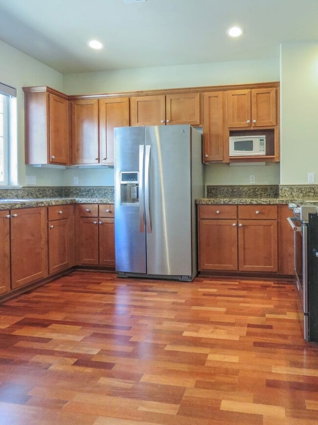 Building Photo - **No Rent Until January  !! 2 Bedroom Townhome Available Now  !! Inquire today for tour !