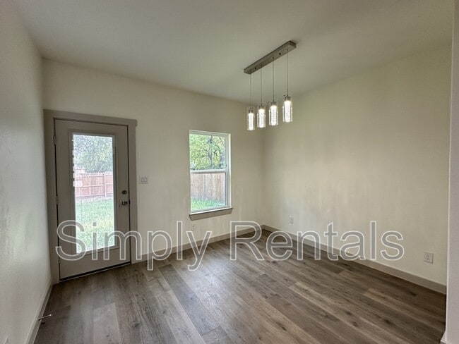 Building Photo - 107 Ross St