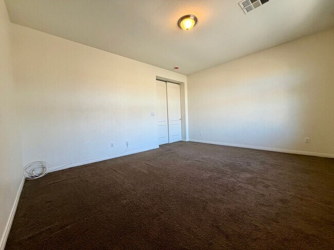 Building Photo - Lovely, large 4 bedroom
