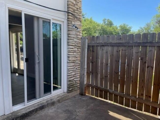 Building Photo - 2504 Manor Cir