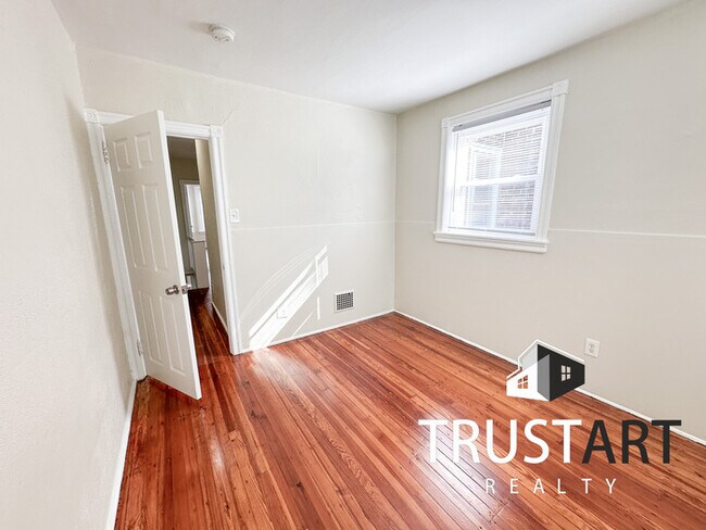 Building Photo - 3 bedroom House in Olney Oaklane, Philadel...
