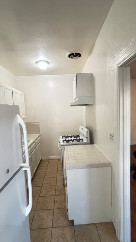 Building Photo - 2025 Cheremoya Ave