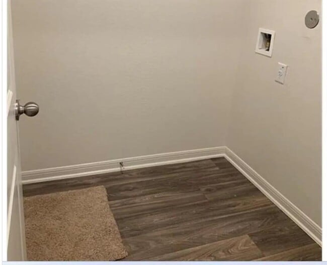 Building Photo - 213 Cres Park Dr