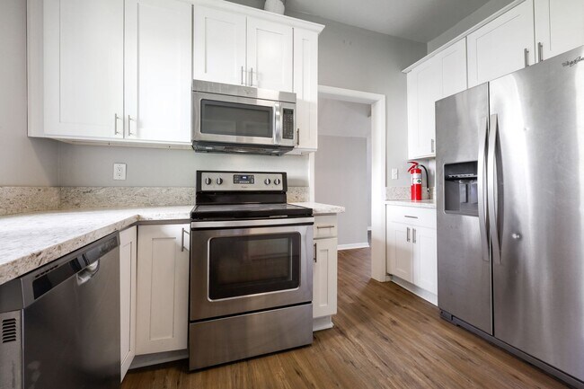 Building Photo - Victorian-style apartment available in the serene SW Hills