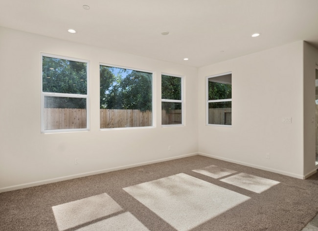 Building Photo - $2,195 Belmont & Armstrong, Gated Community - N Cattail Ct, Fresno / Solar!