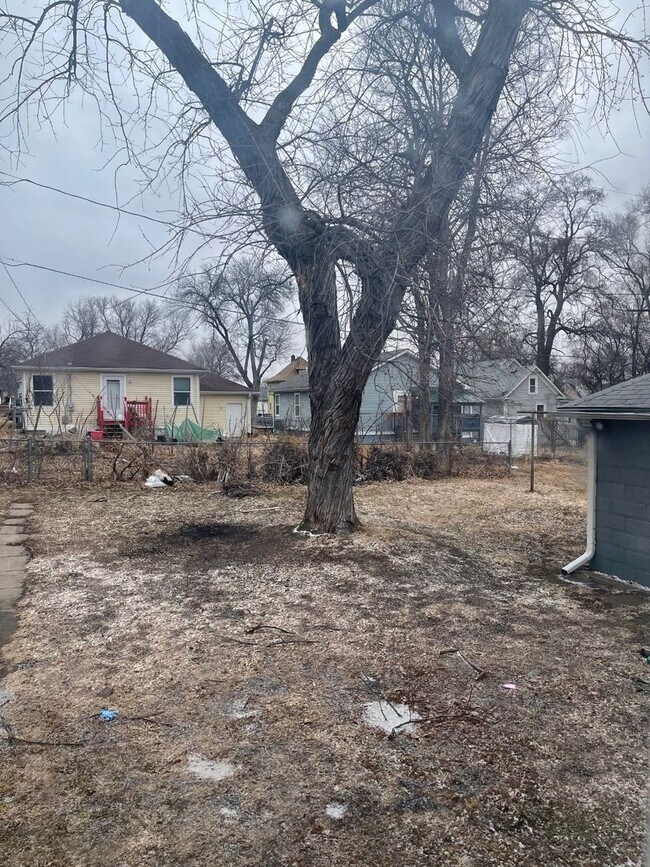 Building Photo - 4 Bedroom 2 bath House Available Now!!