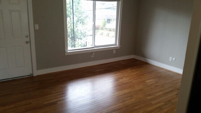 Building Photo - Upper corner unit 1 bed on Belmont, granite, hardwoods, off street parking!