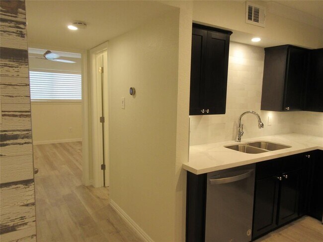 Building Photo - 300 Pecore St