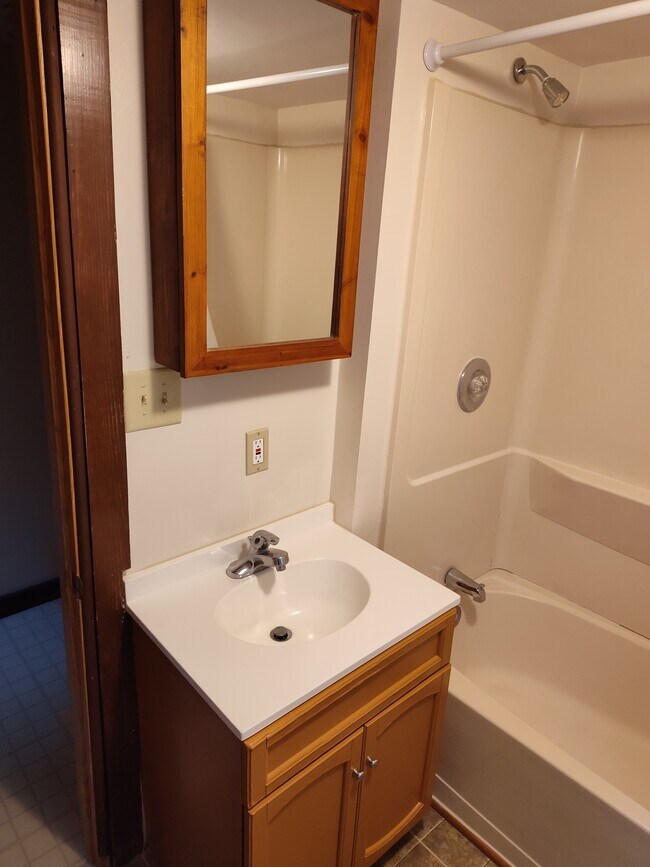 Building Photo - 420 Pontiac St