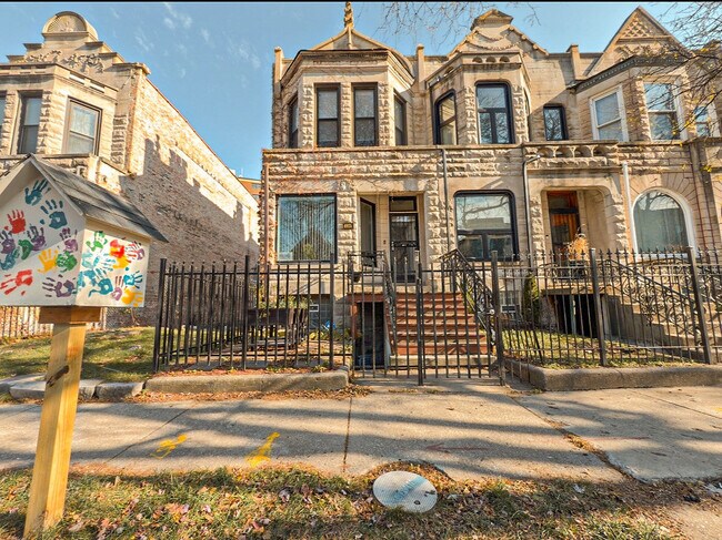 Primary Photo - 4925 S Champlain Ave