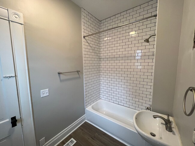 Building Photo - Fully Remodeled 2 Bed 1 Bath!!