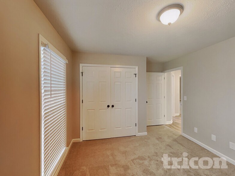 Building Photo - 210 Rollingwood Ct