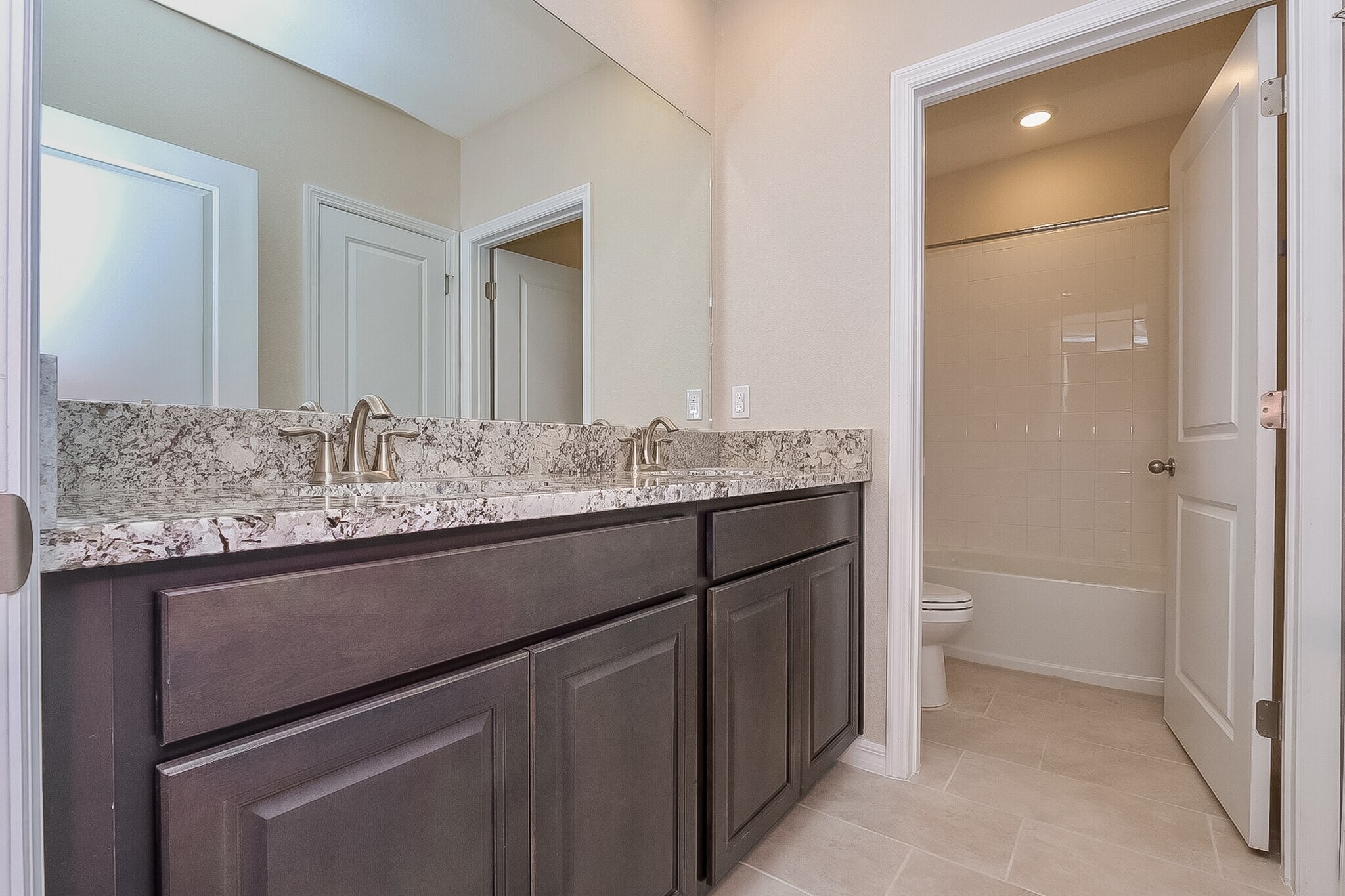 Building Photo - 15506 Sweet Springs Bend