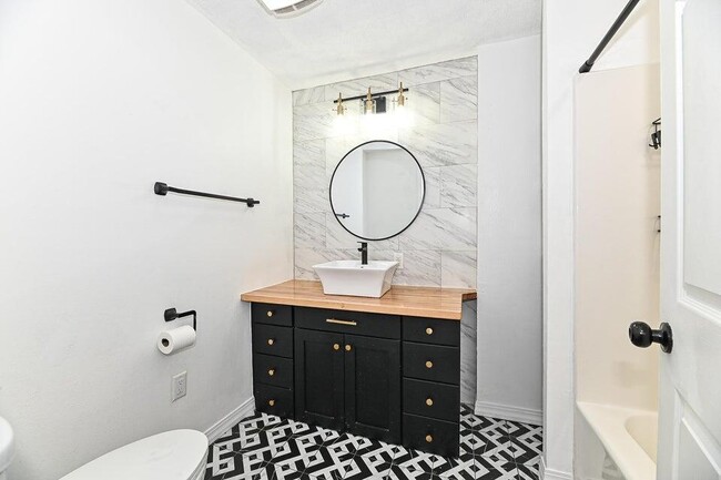 Building Photo - 118 W Reservoir Ave