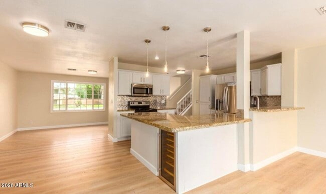 Building Photo - 919 E La Jolla Dr