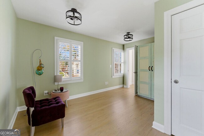 Building Photo - 302 Hascall Rd NW