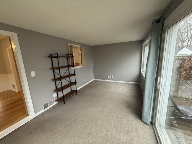 Building Photo - Alger Heights Charmer