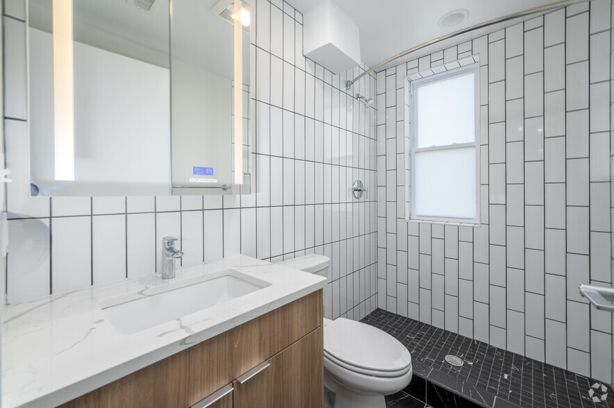 2BR, 2BA – 715SF - Bathroom - Howard Manor