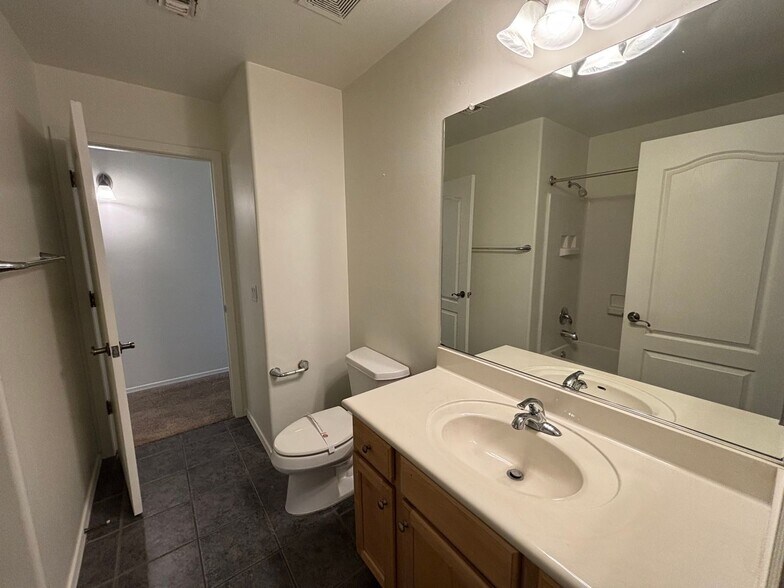 Building Photo - 10500 E Carolina Willow Ln