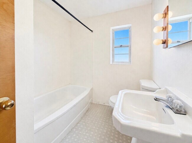 Building Photo - 7 Tompkins St