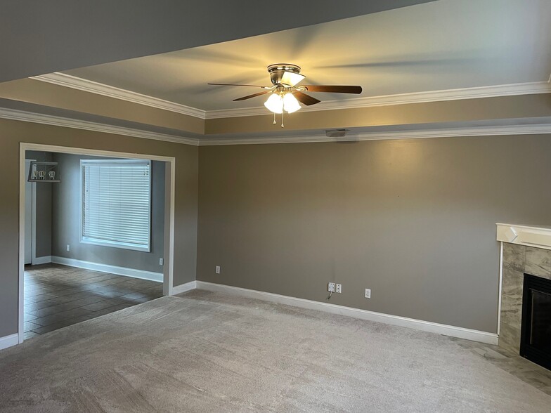 Family Room, view into kitchen - 324 Oxford Cir