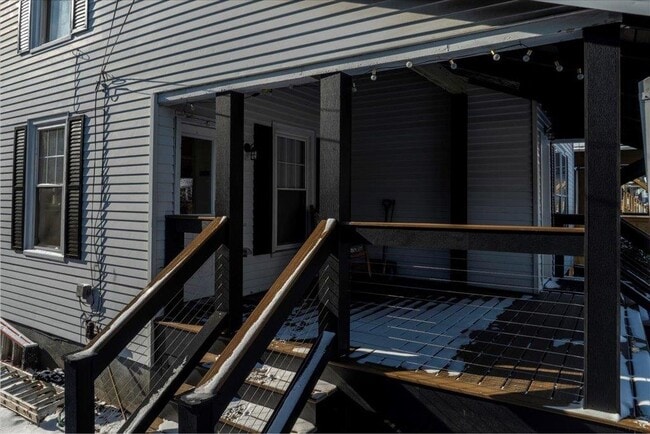 Building Photo - 122 Oak St