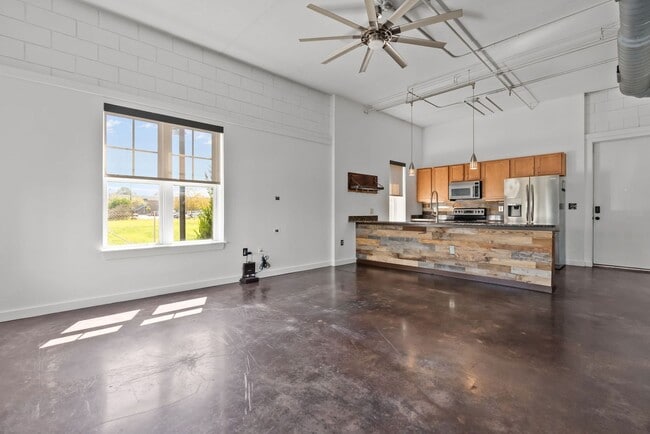 Building Photo - Oceanfront Condo – 2 Blocks from the Beach!