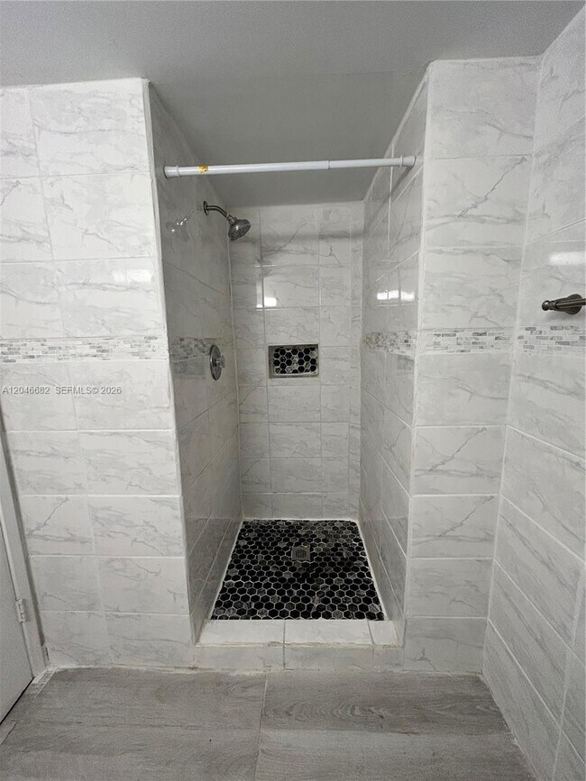 Building Photo - 9421 Fontainebleau Blvd