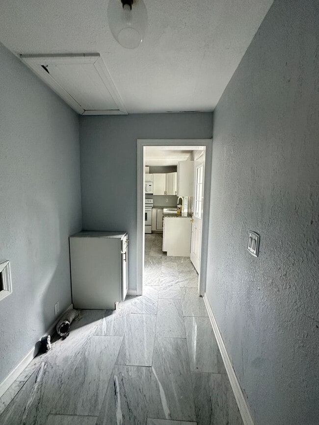 Building Photo - 410 Glover Ave