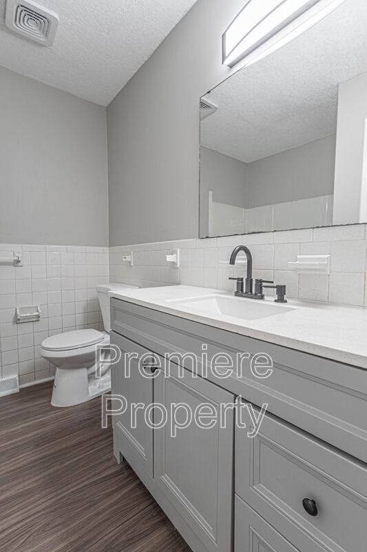 Building Photo - 14834 E Nickell Ave