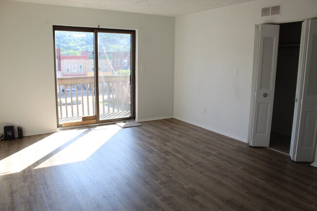 Building Photo - 534 Fallowfield Ave